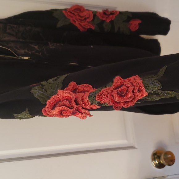 LF Furst of a Kind embroidered rose sweatshirt - Picture 6 of 12